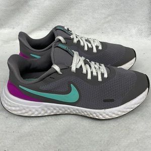 Nike revolution low top sneakers ladies sz 4.5y